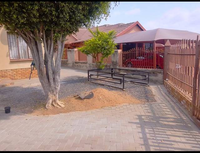 3 BEDROOM HOUSE FOR SALE IN TLHABANE WEST